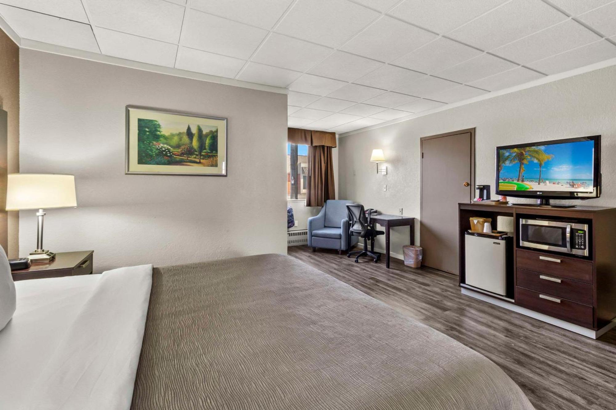 Quality Inn & Suites Downtown Грин Бэй Экстерьер фото